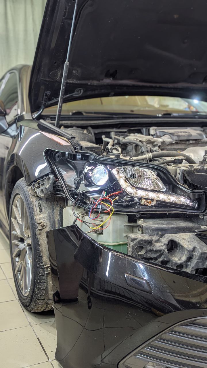 Toyota Camry XV70 с разобранной LED-фарой во время retrofit и подбором рамок