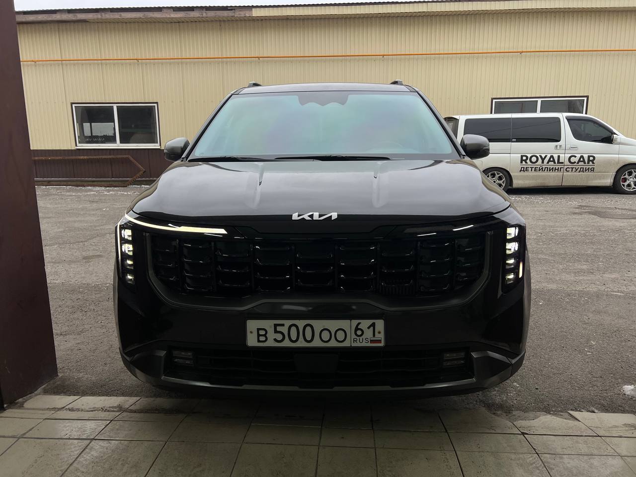 Kia Carnival IV 2020–2025 спереди перед разбором темы про слабый штатный свет и рамки под модули
