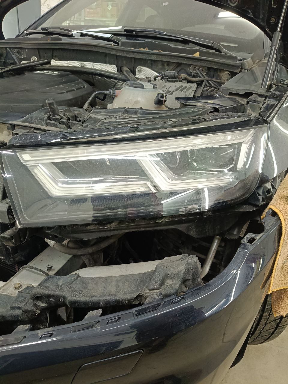 Audi Q5 со штатной LED-фарой в сервисе перед retrofit