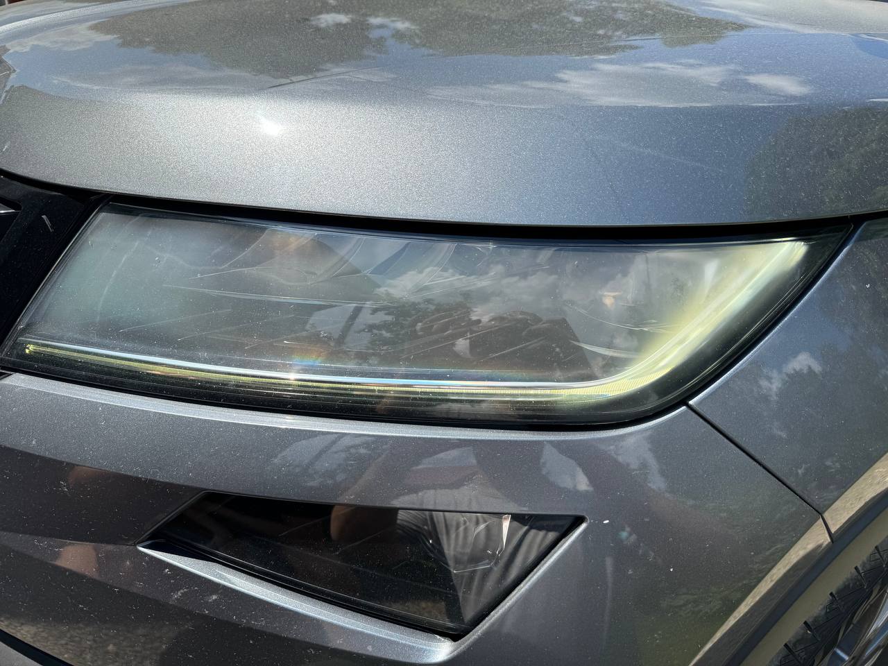 Замутненная фара Skoda Kodiaq крупным планом
